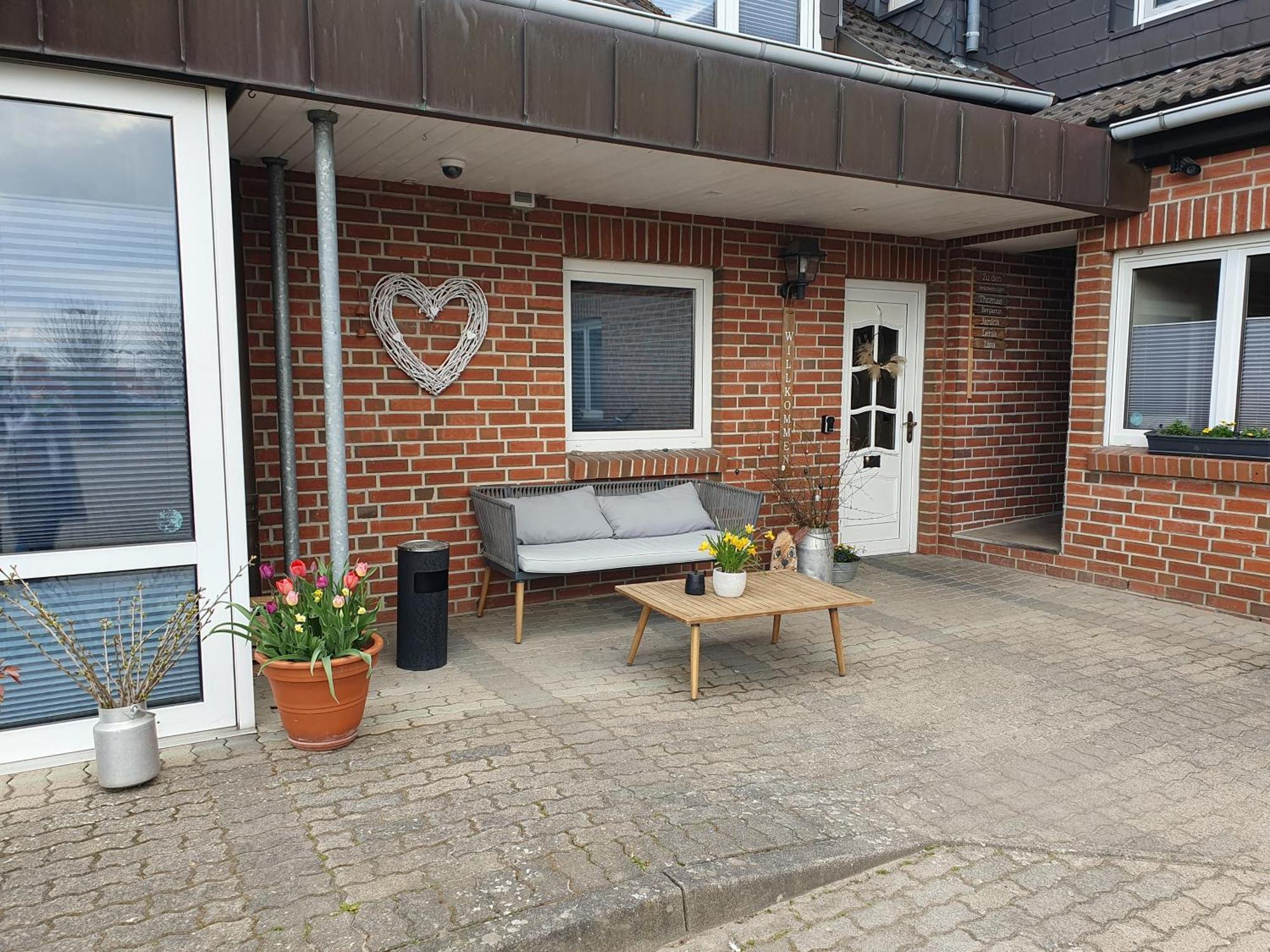 Neumuehler Hof Ferienwohnung "Stefan" Bietet 4 Schlafzimmer Und 4 Baeder , Eine Grosse Badewanne Und Grosser Terrasse Zum Garten, Kostenfreie Parkmoeglichkeiten Schwerin  Exterior foto